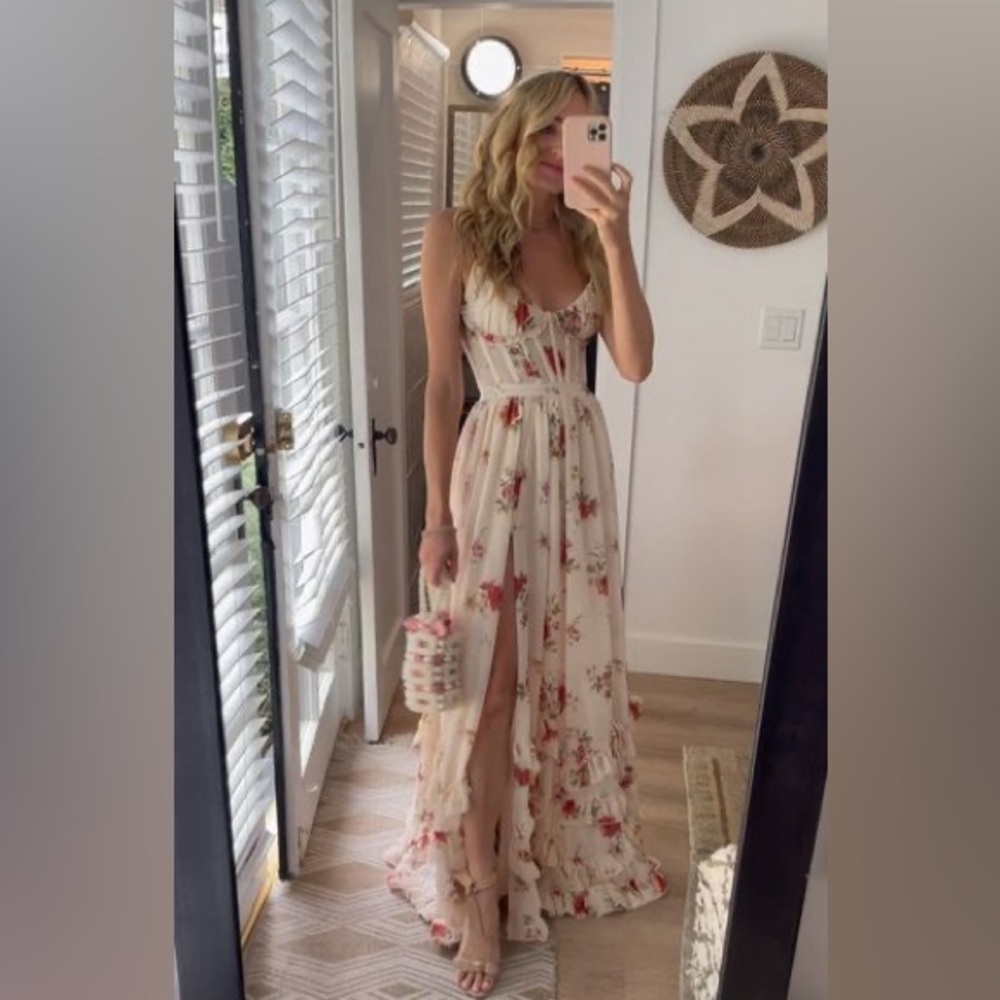 The Carmen Dress in Dainty Floral 00 - Picture 2 of 6